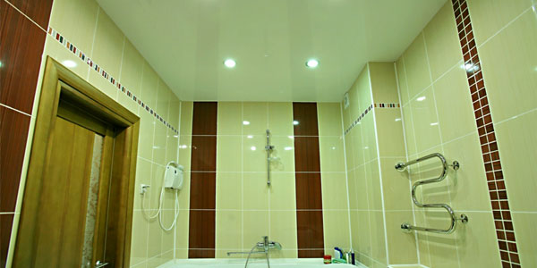 Натяжные потолки для ванной комнаты: красиво и практично